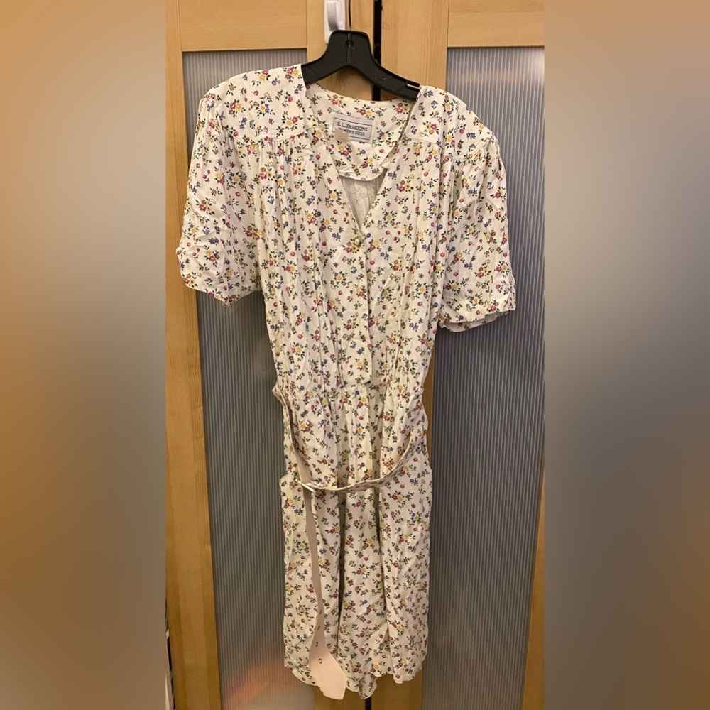 Vintage belted fit and flare floral print dress Size Medium